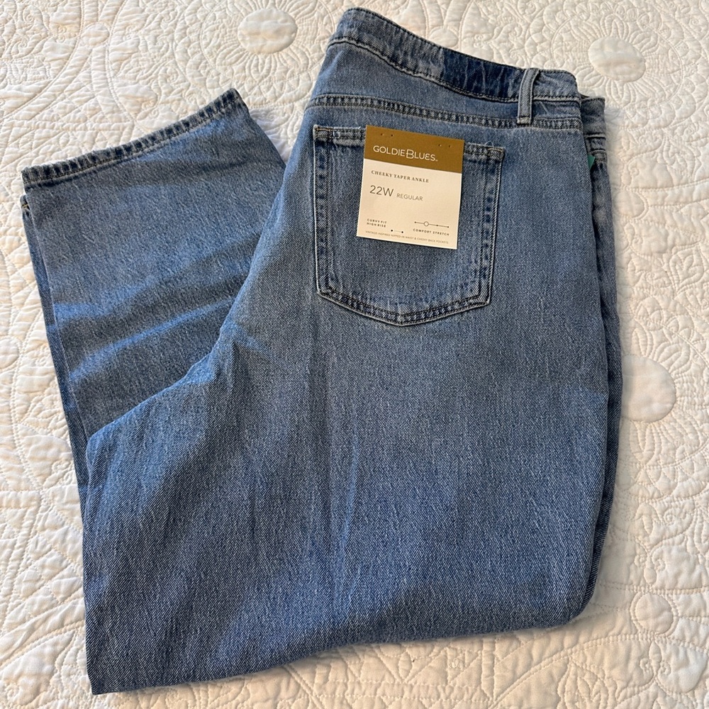 NWT MAURICES - PLUS SIZE GOLDIE BLUE LIGHT CHEEKY TAPER ANKLE JEAN